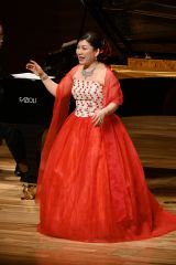 第2部で歌う谷地さん