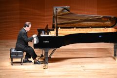 ピアノを演奏する吉泉さん