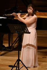 第1部でフルートを演奏する橋本さん
