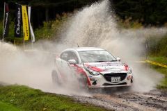 【ＳＳ５・リクベツロング】水しぶきを上げて走る山中健志郎とコ・ドライバーの宇野祐哉（マツダ・デミオ）＝金野和彦撮影