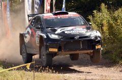【ＳＳ５・リクベツロング】迫力のあるジャンプを見せるハリー・ベイツ（トヨタ・ＧＲヤリスラリー２、コーラル・テイラー）＝金野和彦撮影