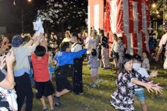 シャボン玉が舞う中、キッズダンスを楽しむ参加者