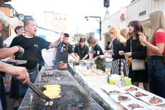 通りにひしめく酔客、店主総出でおもてなし　北の屋台まつり