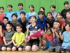 講習会の参加者と記念撮影する（前列中央の）永原和可那選手（新井拓海撮影）