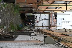 鎮火後の現場。関係者らが調査にあたっている(帯広市西1南7、13日午前11時ごろ)
