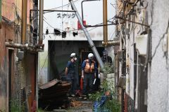 鎮火後の現場。関係者らが調査にあたっている(帯広市西1南7、13日午前11時ごろ)