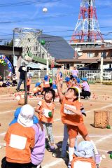 玉入れを楽しむ園児(14日、午前9時半ごろ、帯広市内の藤幼稚園で。金野和彦撮影)