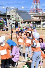 玉入れを楽しむ園児(14日、午前9時半ごろ、帯広市内の藤幼稚園で。金野和彦撮影)