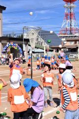 玉入れを楽しむ園児(14日、午前9時半ごろ、帯広市内の藤幼稚園で。金野和彦撮影)