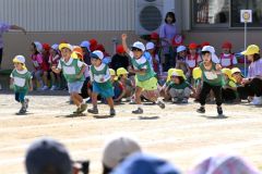 徒競走で元気よく走る園児(14日、午前9時半ごろ。帯広市内の藤幼稚園で。金野和彦撮影)