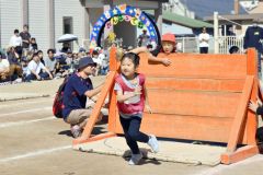 個人競技「さくらバッチの挑戦」で障害物を越え元気よく走る園児(14日、午前10時ごろ、帯広市内の藤幼稚園で。金野和彦撮影)