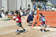 個人競技「さくらバッチの挑戦」で障害物を越え元気よく走る園児(14日、午前10時ごろ、帯広市内の藤幼稚園で。金野和彦撮影)