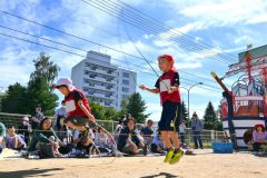 個人競技「さくらバッチの挑戦」で縄跳びに挑む園児(14日、午前10時ごろ、帯広市内の藤幼稚園で。金野和彦撮影)