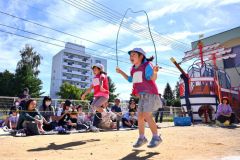 個人競技「さくらバッチの挑戦」で縄跳びに挑む園児(14日、午前10時ごろ、帯広市内の藤幼稚園で。金野和彦撮影)