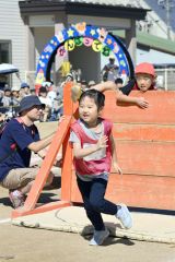個人競技「さくらバッチの挑戦」で障害物を越え元気よく走る園児(14日、午前10時ごろ、帯広市内の藤幼稚園で。金野和彦撮影)