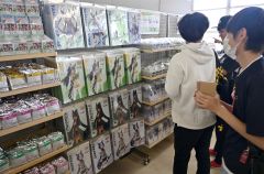 オリジナルの商品が並ぶ「ウマ娘 POP UP STORE」