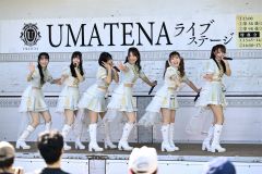 帯広競馬場でライブステージを行った佐賀競馬場のアイドル「UMATENA」のメンバー(金野和彦撮影)