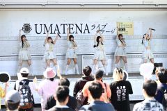帯広競馬場でライブステージを行った佐賀競馬場のアイドル「UMATENA」のメンバー(金野和彦撮影)