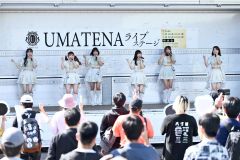 帯広競馬場でライブステージを行った佐賀競馬場のアイドル「UMATENA」のメンバー(金野和彦撮影)