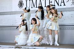 帯広競馬場でライブステージを行った佐賀競馬場のアイドル「UMATENA」のメンバー(金野和彦撮影)
