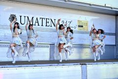 帯広競馬場でライブステージを行った佐賀競馬場のアイドル「UMATENA」のメンバー(金野和彦撮影)