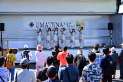 帯広競馬場でライブステージを行った佐賀競馬場のアイドル「UMATENA」のメンバー(金野和彦撮影)