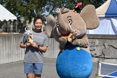 「ぞうりラケット」を手に、幕別町のPRキャラクター「パオくん」と記念撮影する桑井さん