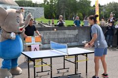 始球式をする桑井さんと幕別町のPRキャラクター「パオくん」