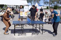 桑井?さん(左から2番目)が審判を務めた一般部門の決勝戦