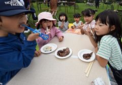 焼き上げた十勝和牛を味わう子どもたち(15日午前10時半ごろ、須貝拓也撮影)