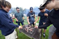 十勝和牛を炭火で焼いて味わう来場者(15日午前10時30分ごろ、須貝拓也撮影)
