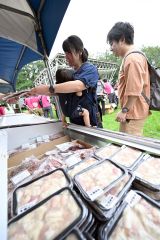 十勝和牛を買い求める来場者(15日午前10時ごろ、須貝拓也撮影)