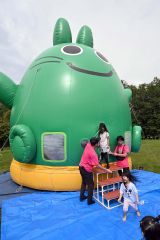 子どもたちの人気を集めたふわふわドーム(15日午前10時45分ごろ、須貝拓也撮影)