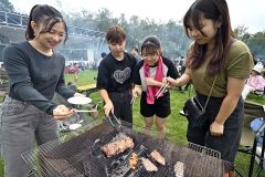 十勝和牛を炭火で焼いて味わう来場者(15日午前10時45分ごろ、須貝拓也撮影)