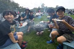 十勝和牛を炭火で焼いて味わう家族連れ(15日午前10時40分ごろ、須貝拓也撮影)