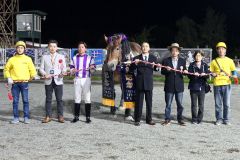 岩見沢記念は初制覇。重賞19勝目を飾ったメムロボブサップ。馬の右が坂本東一調教師