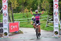 MTBエリートクラスで、ガッツポーズでゴールする優勝した松本選手(手前)