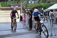 上位4人によるMTBのエリートクラス決勝レース。選手たちの激走を観客が応援で盛り上げた