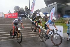 エスコンフィールド北海道周辺のコースをスタートするMTBの選手たち。左が山本選手