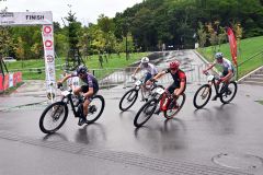 雨の中、疾走するMTBの選手たち。右が山本選手