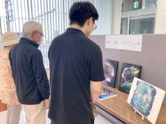 道銀足寄支店開店70周年 記念してロビーでスプレーアーティスト作品展 2