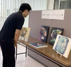 道銀足寄支店開店70周年 記念してロビーでスプレーアーティスト作品展 3