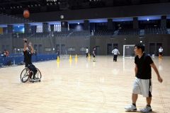車いすバスケに汗を流す山口代表（左）ら