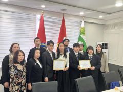 キルギスの品評会で発表した士幌高生（士幌高校提供）