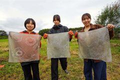 広尾町内の素材を使い、草木染めを体験した参加者