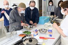 「男性家族介護者のつどい」に集まる男性ら。専門家は「男性介護者の駆け込み寺は、まだまだ必要」と訴える（５月３０日、函館市）