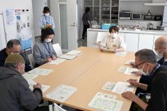 「男性家族介護者のつどい」に集まる男性ら。専門家は「男性介護者の駆け込み寺は、まだまだ必要」と訴える（５月３０日、函館市）