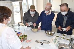 「男性家族介護者のつどい」に集まる男性ら。専門家は「男性介護者の駆け込み寺は、まだまだ必要」と訴える（５月３０日、函館市）