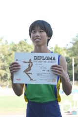 男子棒高跳びを制し、表彰台で笑顔を見せる唯野虎徹(本別)