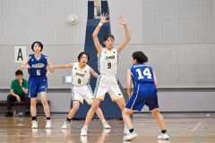 守備で奮闘する白樺学園女子の(9)田中李と(8)柴田乃愛